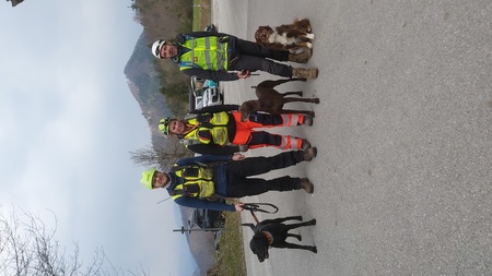 Trije udeleženci reševalci skupaj s svojimi štirinožnimi prijatelji, reševalnimi psi